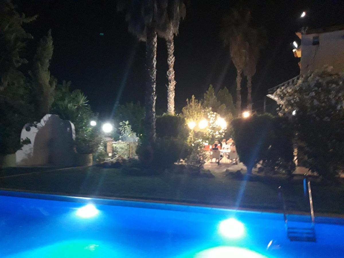 Hotel Restaurante Las Buitreras Эль-Кольменар Экстерьер фото