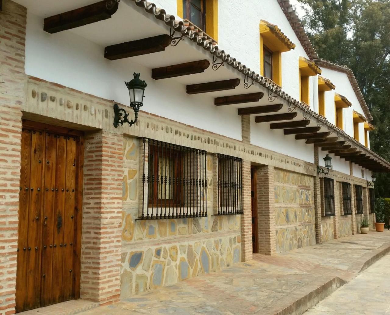 Hotel Restaurante Las Buitreras Эль-Кольменар Экстерьер фото